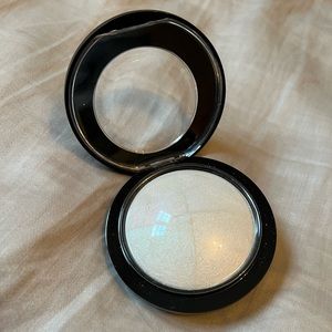 MAC Mineralize Skinfinish Highlight Powder in “Barely Dressed”
